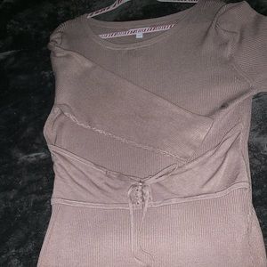 Crew neck sweater with corset style waist.❤️